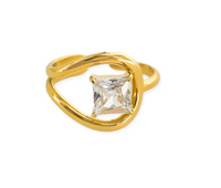 Gold Ring w. Crystal